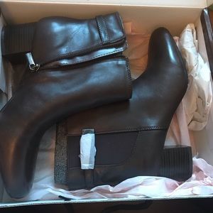 Amazing never worn heeled booties!